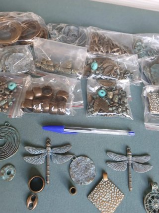 Lote 02-Abalorios y Colgantes Bronce y Turquesa