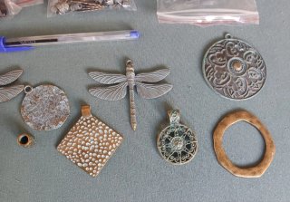 Lote 02-Abalorios y Colgantes Bronce y Turquesa