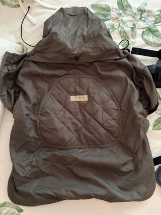Mochila portabebés Fidella y abrigo lluvia