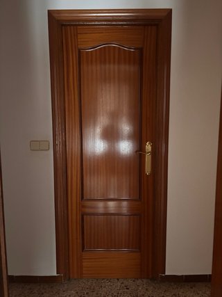 Puerta madera oscura buen estado