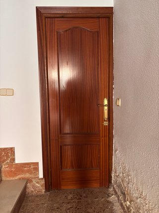 Puerta madera oscura buen estado