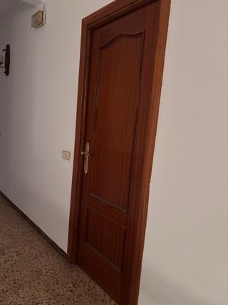Puerta madera oscura buen estado