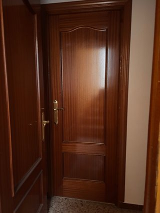 Puerta madera oscura buen estado