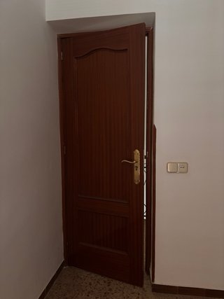 Puerta madera oscura buen estado