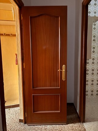 Puerta madera oscura buen estado
