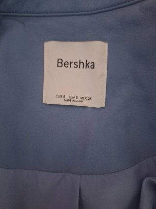 Chaqueta motera Bershka azul y blanco
