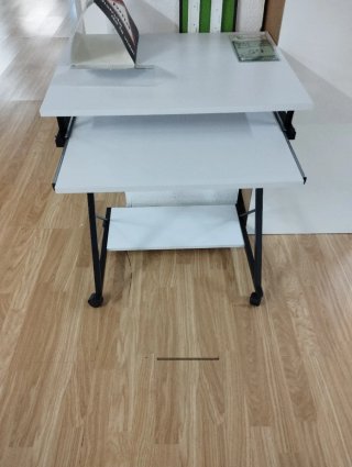 Mesa para ordenador con ruedas