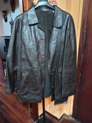 Chaqueta de piel marrón de hombre