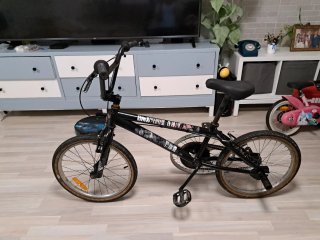 Bicicleta BMX Negra con dos llantas delanteras
