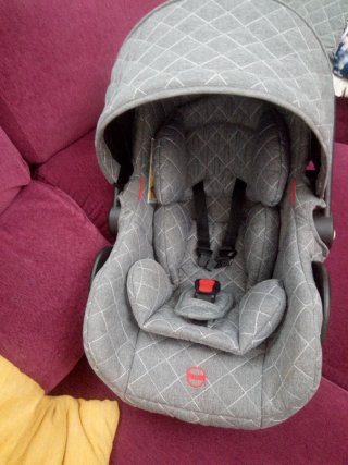 Carrito de bebé con silla y capazo
