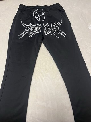 Pantalones negros con diseño gráfico