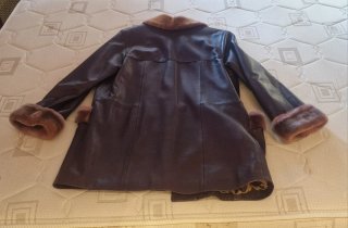 Chaqueta de piel con detalles de pelo