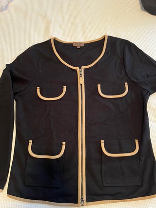 Chaqueta tipo Chanel negra con ribete beige