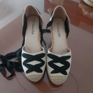Cuñas Fashion & Bella Beige y Negras Talla 40