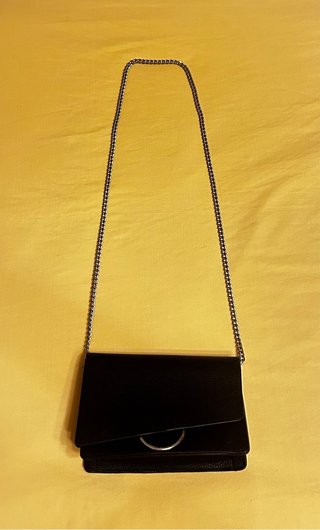 Bolso negro Pull&Bear con cadena plateada.