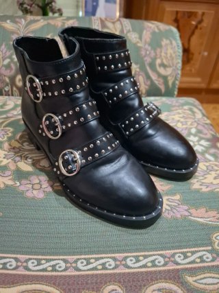 Botines negros con tachuelas y hebillas