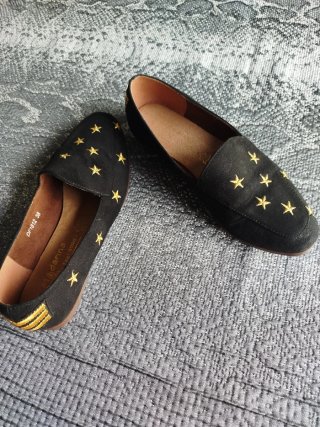 Zapatos Darina negros con estrellas doradas