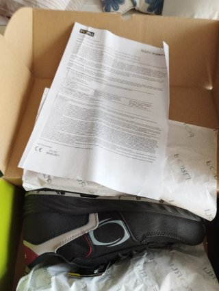 Zapatos de trabajo. De seguridad.