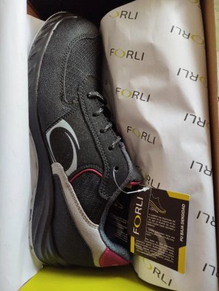 Zapatos de trabajo. De seguridad.