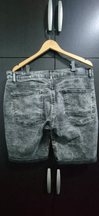 Pantalón corto gris efecto lavado