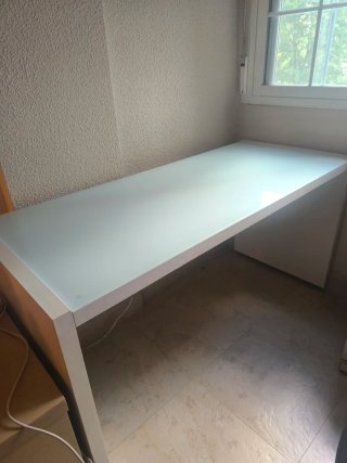 Mesa de escritorio grande de madera y cristal