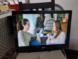 Televisión LG 19 pulgadas con brazo