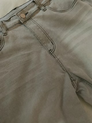 Pantalón flared gris claro
