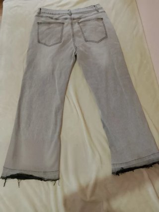 Pantalón flared gris claro