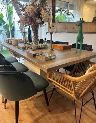 Mesa de comedor de madera y ratán