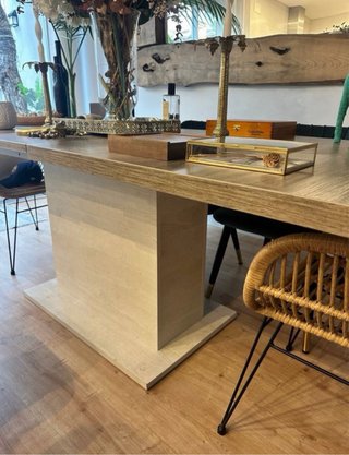 Mesa de comedor de madera y ratán