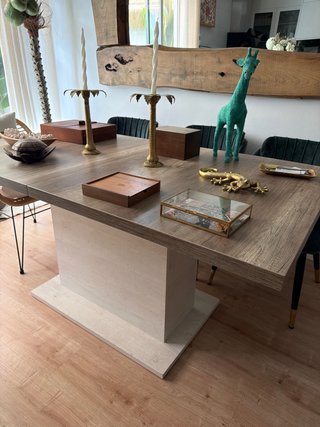 Mesa de comedor de madera y ratán