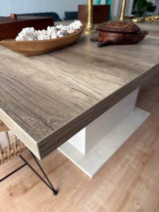 Mesa de comedor de madera y ratán