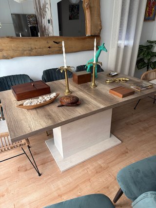 Mesa de comedor de madera y ratán