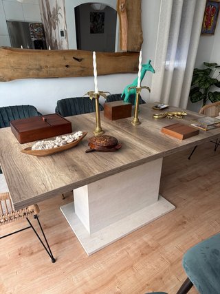 Mesa de comedor de madera y ratán