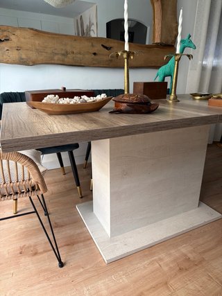 Mesa de comedor de madera y ratán