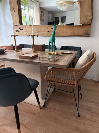 Mesa de comedor de madera y ratán