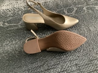 Zapatos Refresh dorados tacón Slingback
