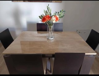 Mesa de comedor de mármol y madera