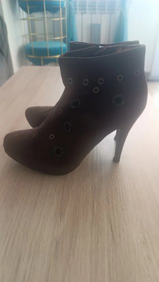 Botines Ante Marrón Chocolate con Tachuelas