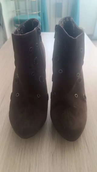 Botines Ante Marrón Chocolate con Tachuelas