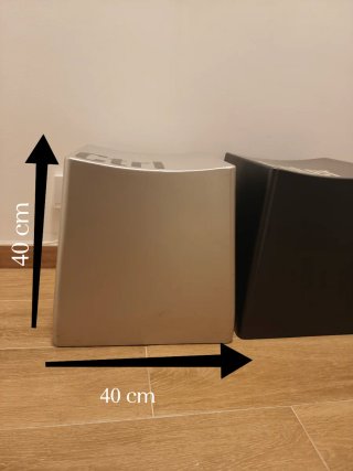 Set de 2 bacos de madera con forma de teclas.