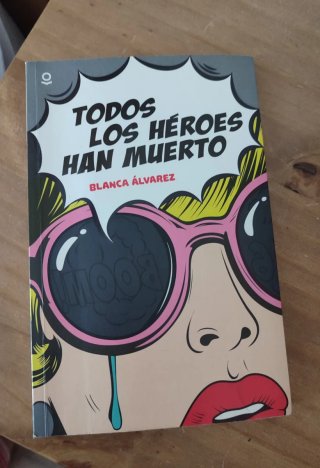 Libro juvenil " Todos los héroes han muerto",