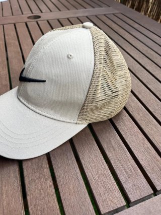 Gorra Nike Beige y Negra