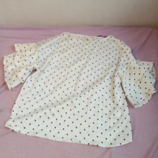 Blusa Blanca con Estampado de Lunares