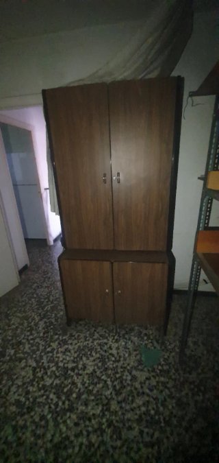 Armario de madera marrón