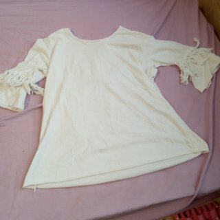 Camiseta Blanca con Mangas de Flecos