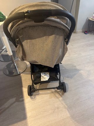 Carrito de bebé gris