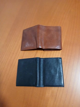 Dos  Carteras de Piel Marrón y Negra
