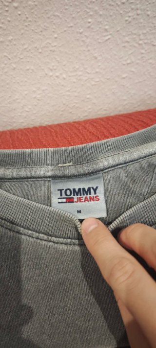 Camiseta Tommy Jeans Gris Efecto Desgastado