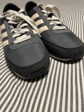 Zapatillas Adidas Neo grises y blancas